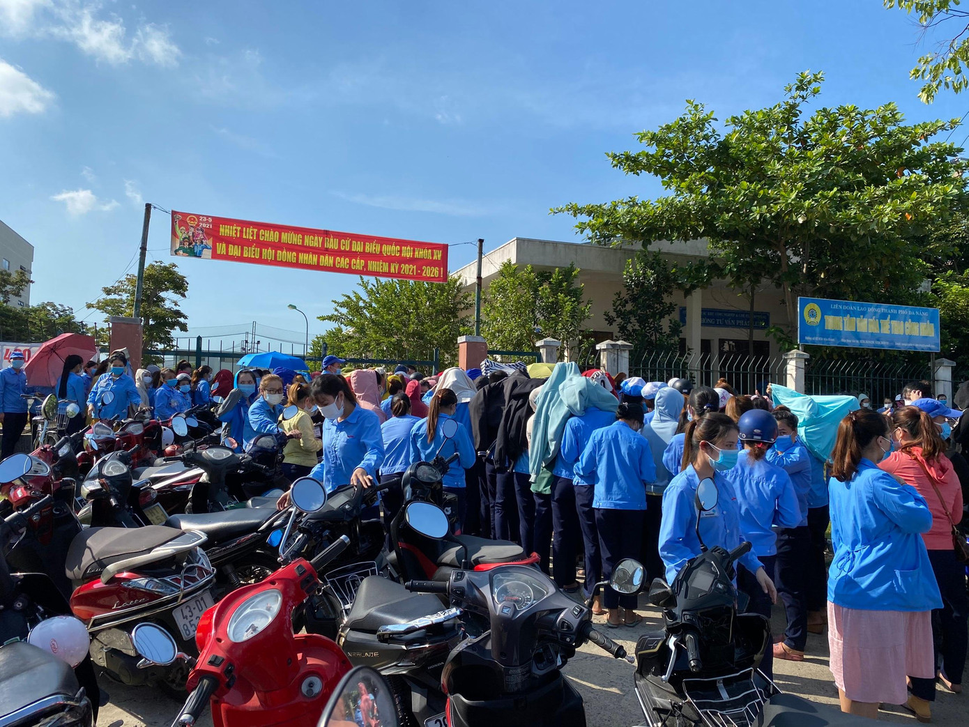 Đến sáng ngày 15/7, số công nhân còn lại của cty đã được tổ chức lấy mẫu. Trung tâm Y tế quận Liên Chiểu cho biết, đơn vị huy động 50 nhân viên y tế để tổ chức lấy mẫu xét nghiệm cho hơn 3.500 công nhân trong hôm nay.