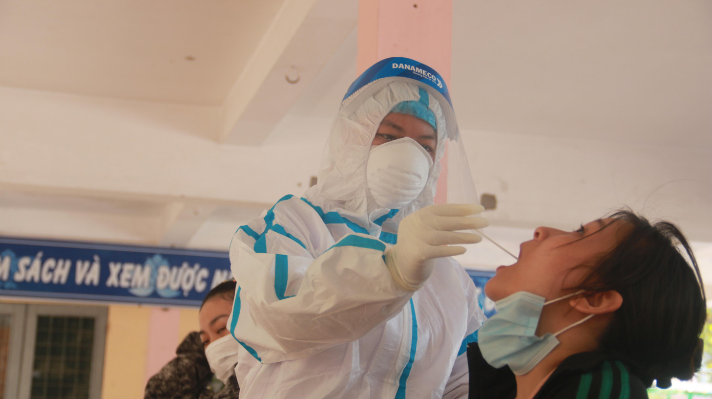 Nhân viên y tế tiến hành lấy mẫu xét nghiệm cho những người là nhân viên làm việc tại các quán bar, karaoke, vũ trường trên địa bàn quận Sơn Trà.