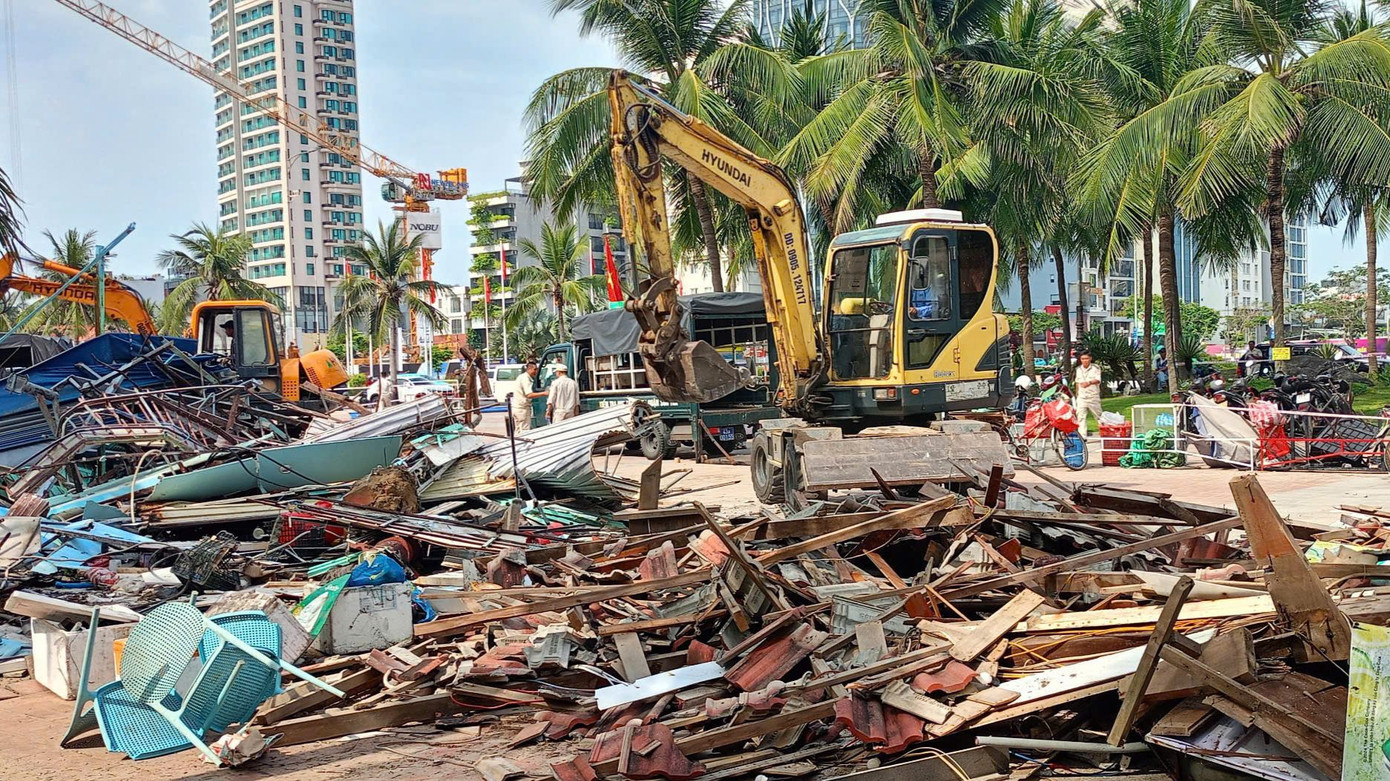 Lực lượng chức năng tiến hành tháo dỡ các quầy hàng sau khi công bố quyết định cưỡng chế. Lực lượng chức năng tiến hành tháo dỡ các quầy hàng sau khi công bố quyết định cưỡng chế.