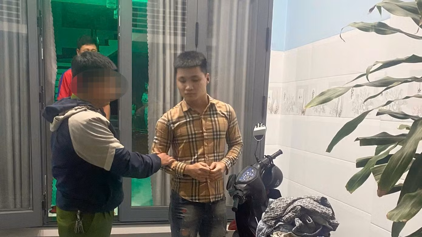 Đối tượng Nguyễn Văn Đức bị công an bắt giữ.