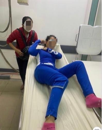 Chị L. phải nhập viện điều trị sau khi bị đánh. Chị L. phải nhập viện điều trị sau khi bị đánh.