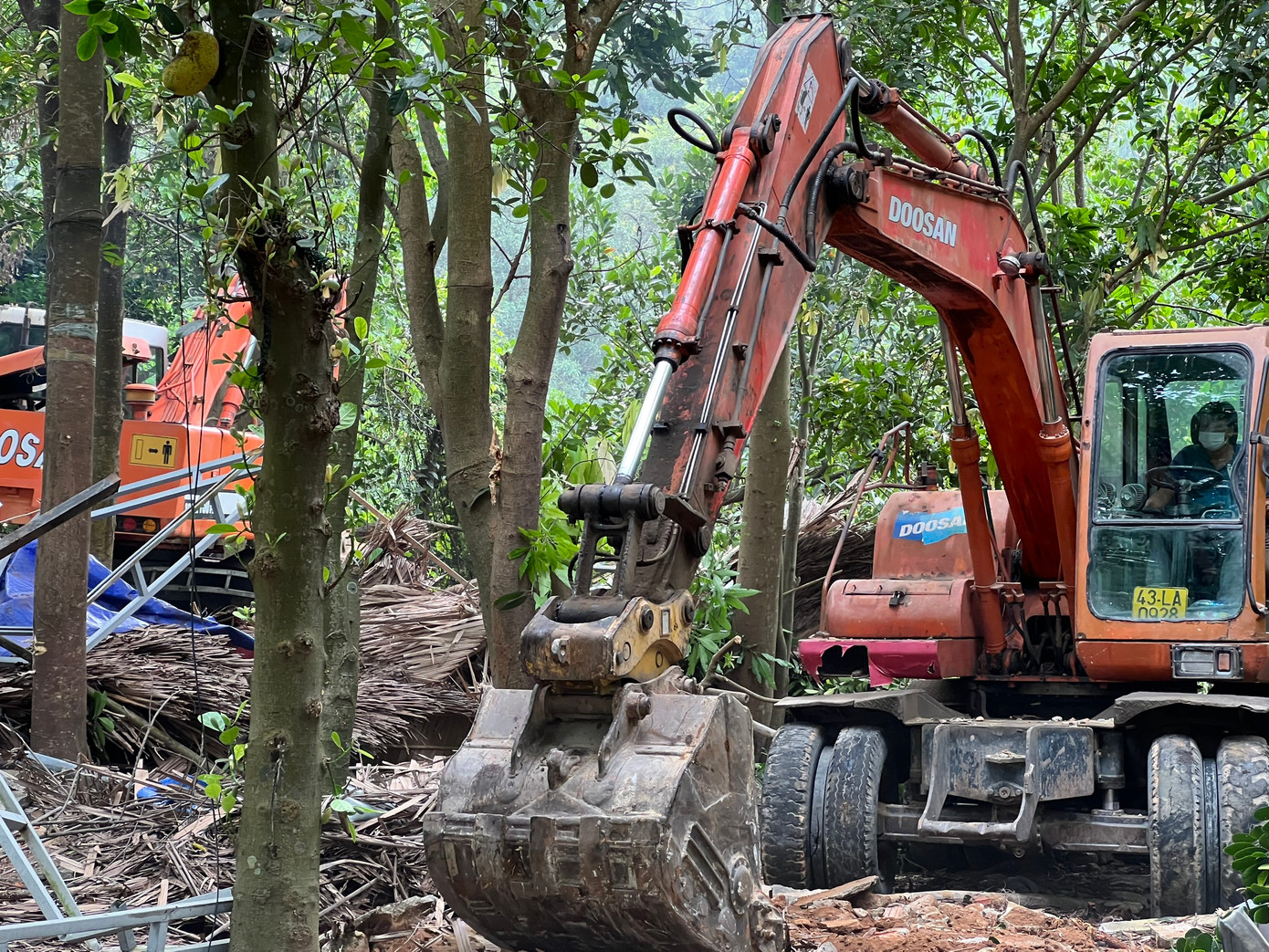 Phương tiện cơ giới được huy động để cưỡng chế, phá bỏ công trình trái phép. Ở bán đảo Sơn Trà còn 58 trường hợp vi phạm theo kết luận của Thanh tra TP Đà Nẵng. UBND quận Sơn Trà đặt quyết tâm đến 2025 sẽ xử lý dứt điểm các công trình vi phạm.