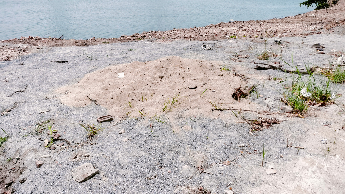 Sau khi đổ lấp, một số vị trí đá được đổ cát, sỏi phủ lên lớp bề mặt.