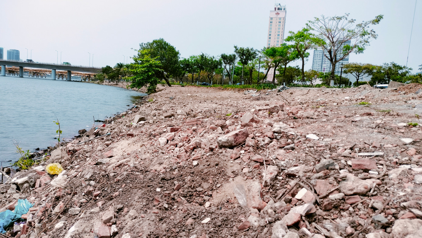 Việc lấn sông Hàn tại các dự án lớn từng là vấn đề "nóng" đối với dư luận bởi tiềm ẩn nhiều nguy cơ và phá vỡ quy hoạch, cảnh quan dọc 2 bờ sông.