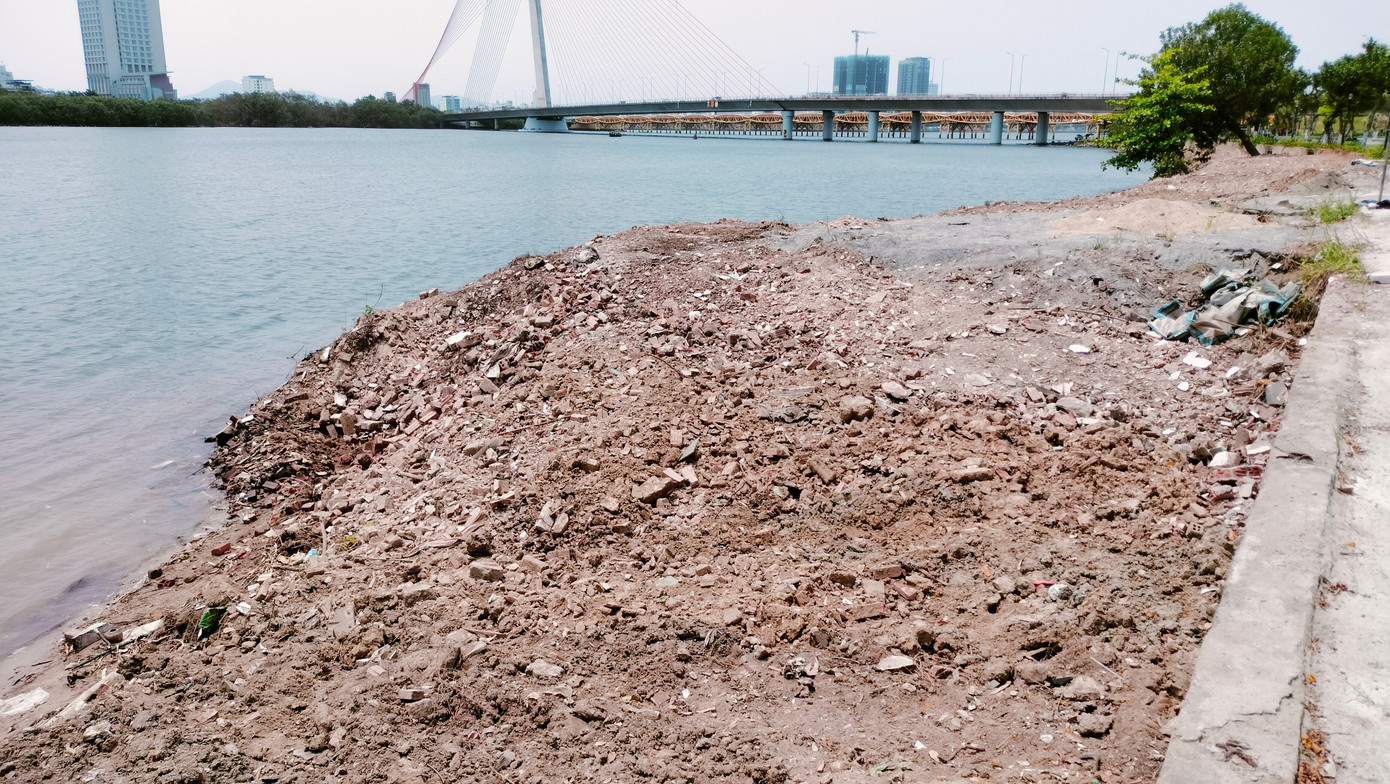 Những ngày qua, nhiều người dân thành phố Đà Nẵng khá bất ngờ phản ánh việc một lượng lớn đất, đá đã được đổ xuống sông Hàn dọc tuyến đường Chương Dương (thuộc địa phận quận Ngũ Hành Sơn).