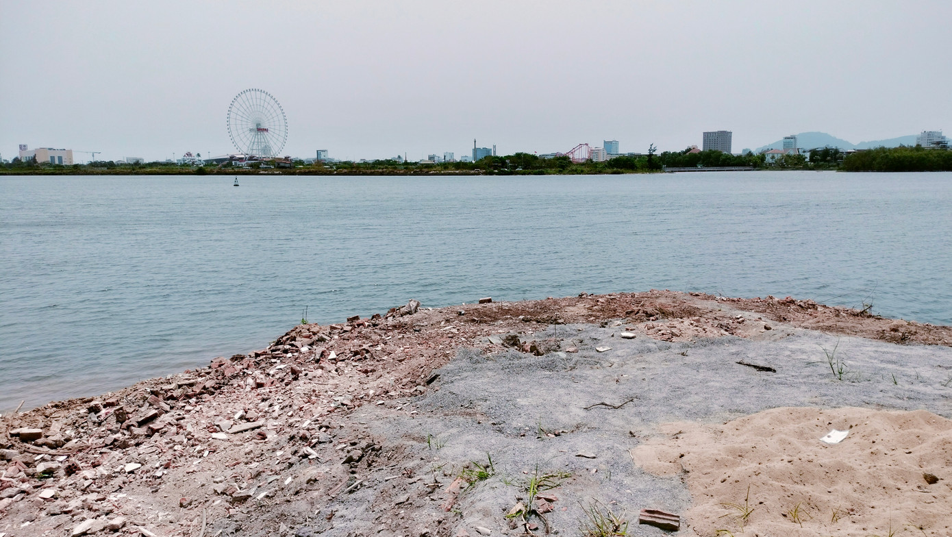 Theo ghi nhận của phóng viên, sáng 5/4, từ khu vực cầu Trần Thị Lý trở lên phía thượng nguồn sông Hàn khoảng 200 - 300 m đã bị đổ đất đá. Nhiều đoạn nhô ra sông gần trên chục mét.