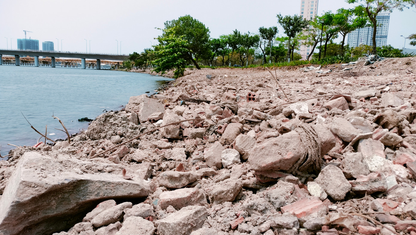 Hiện trạng khu vực bờ sông Hàn nơi có đất đá đổ lấn sông. Ảnh: Nguyễn Thành Hiện trạng khu vực bờ sông Hàn nơi có đất đá đổ lấn sông. Ảnh: Nguyễn Thành