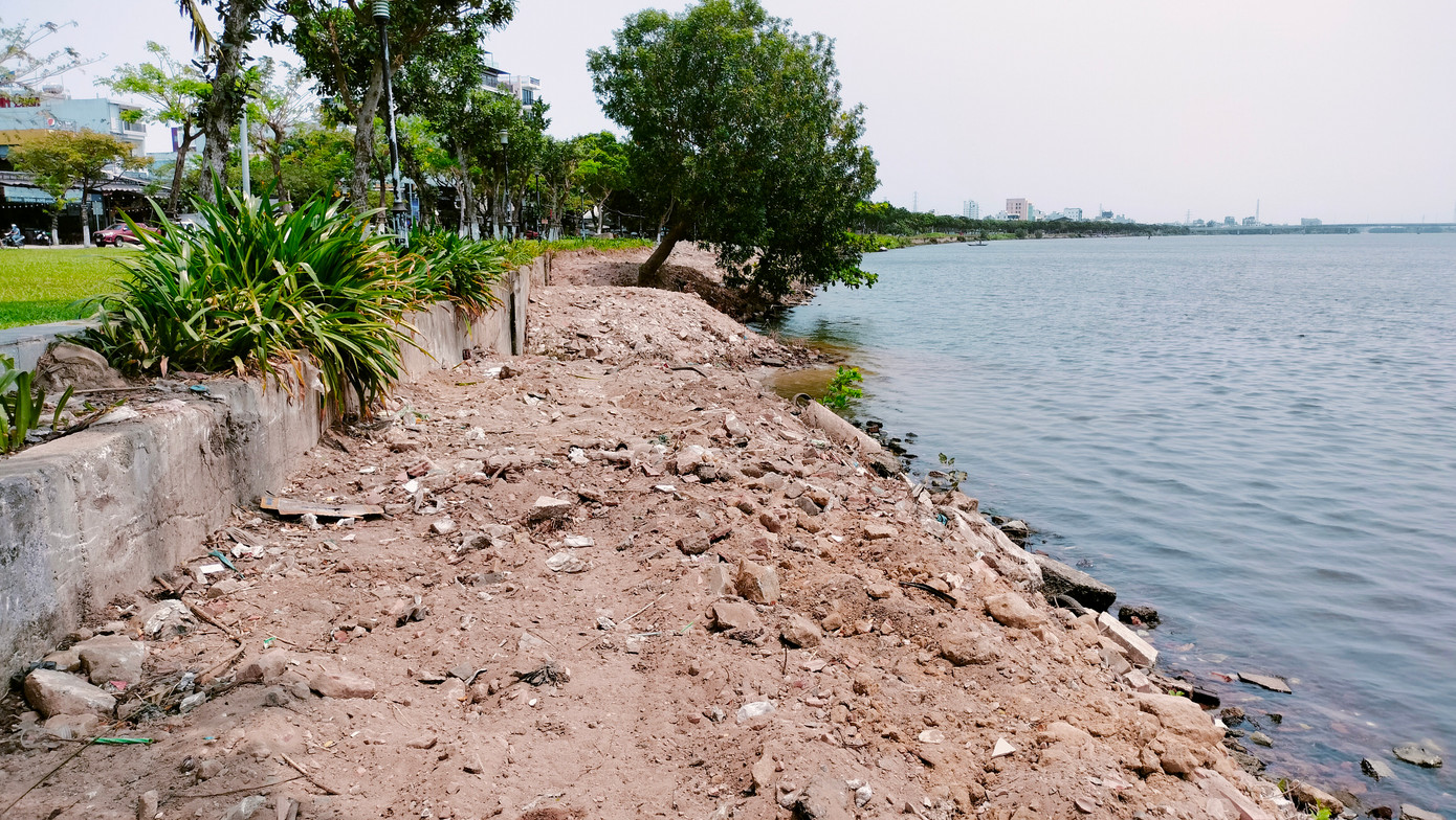 Việc đổ đất được thực hiện ngoài phạm vi bờ kè và không hề được che chắn, đất đá sạt xuống sông Hàn.