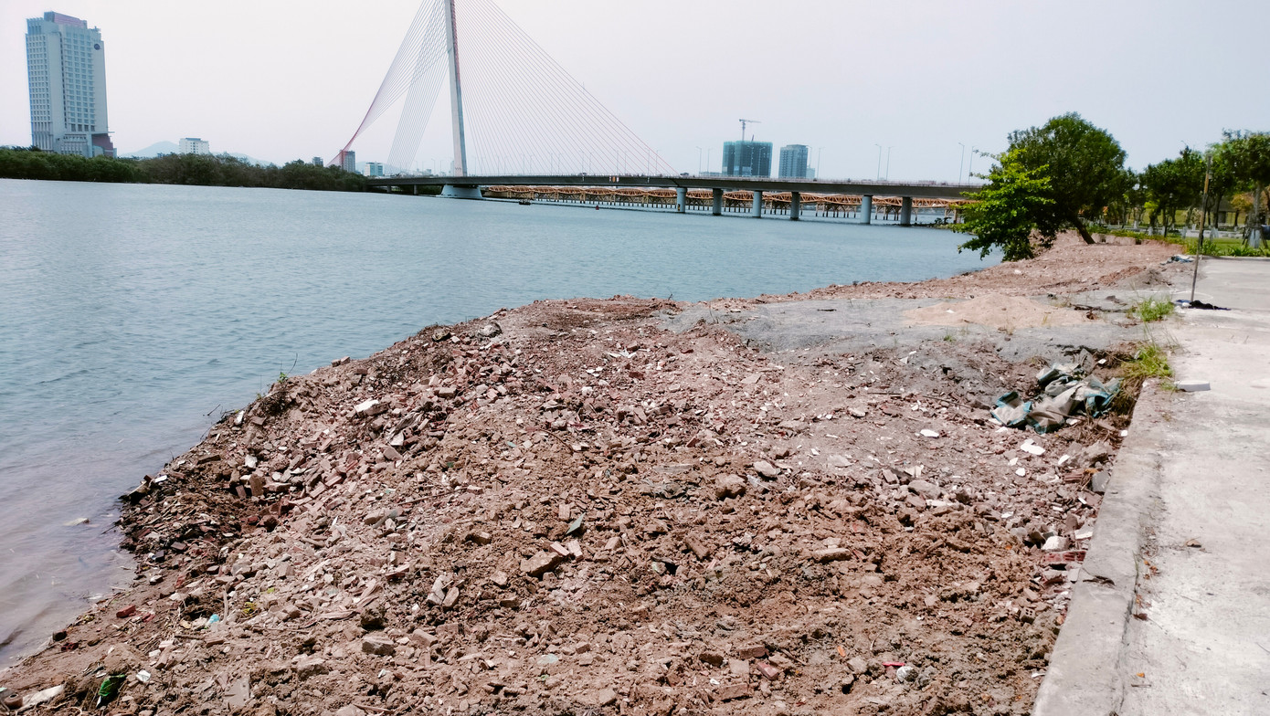 Hiện trường khu vực phát hiện đất đá đổ xuống sông Hàn. Hiện trường khu vực phát hiện đất đá đổ xuống sông Hàn.