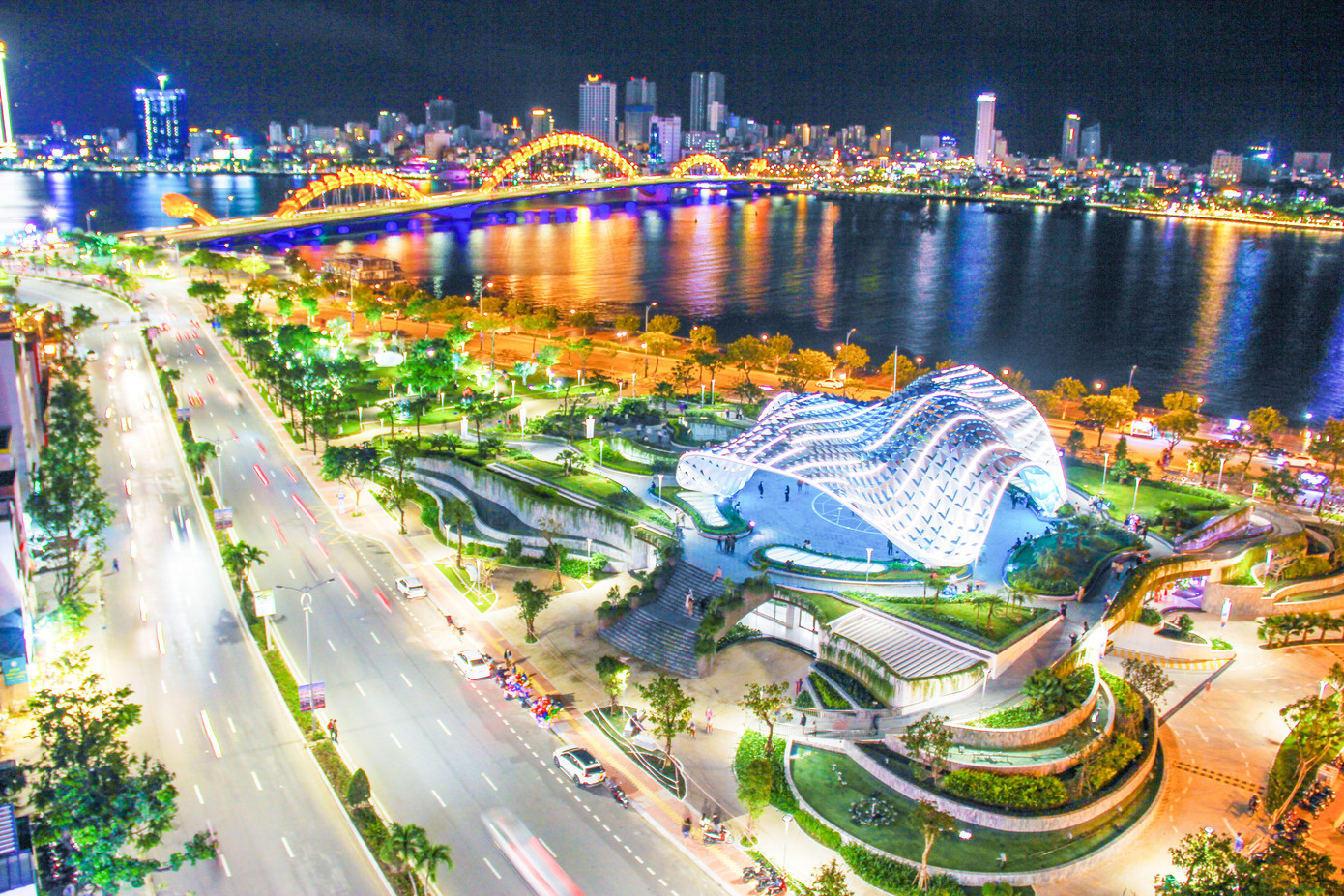 Đà Nẵng lung linh bên dòng sông Hàn.