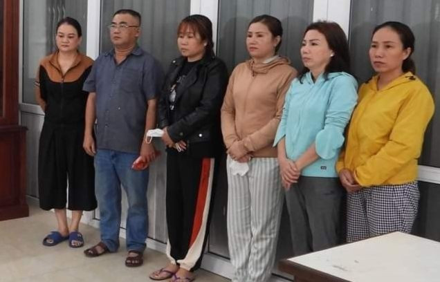 Phạm Thị Thanh (thứ 3 từ phải qua) và các đối tượng trong đường dây. Ảnh: CA