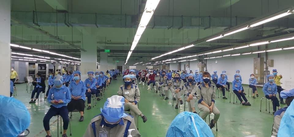 Đêm 14/7, ngay sau khi ghi nhận ca mắc COVID -19 mới tại Công ty TNHH Điện tử Việt Hoa, KCN Hòa Khánh (quận Liên Chiểu, TP Đà Nẵng), Trung tâm Y tế quận Liên Chiểu đã phối hợp các đơn vị liên quan tổ chức xét nghiệm tại chỗ cho gần 1.500 công nhân đang làm việc trong công ty. Kết quả xét nghiệm đang được Trung tâm Kiểm soát bệnh tật TP Đà Nẵng xử lý, cập nhật và đánh giá tình hình dịch bệnh.