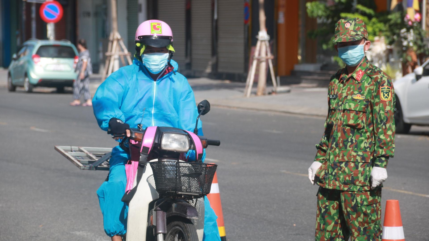 Đội ngũ shipper được phép giao hàng. Từ 6h đến 20 trong 10 ngày tới với điều kiện đã xét nghiệm và tiêm 1 mũi vắc xin phòng COVID-19 và phải bảo hộ khi tham gia hoạt động.