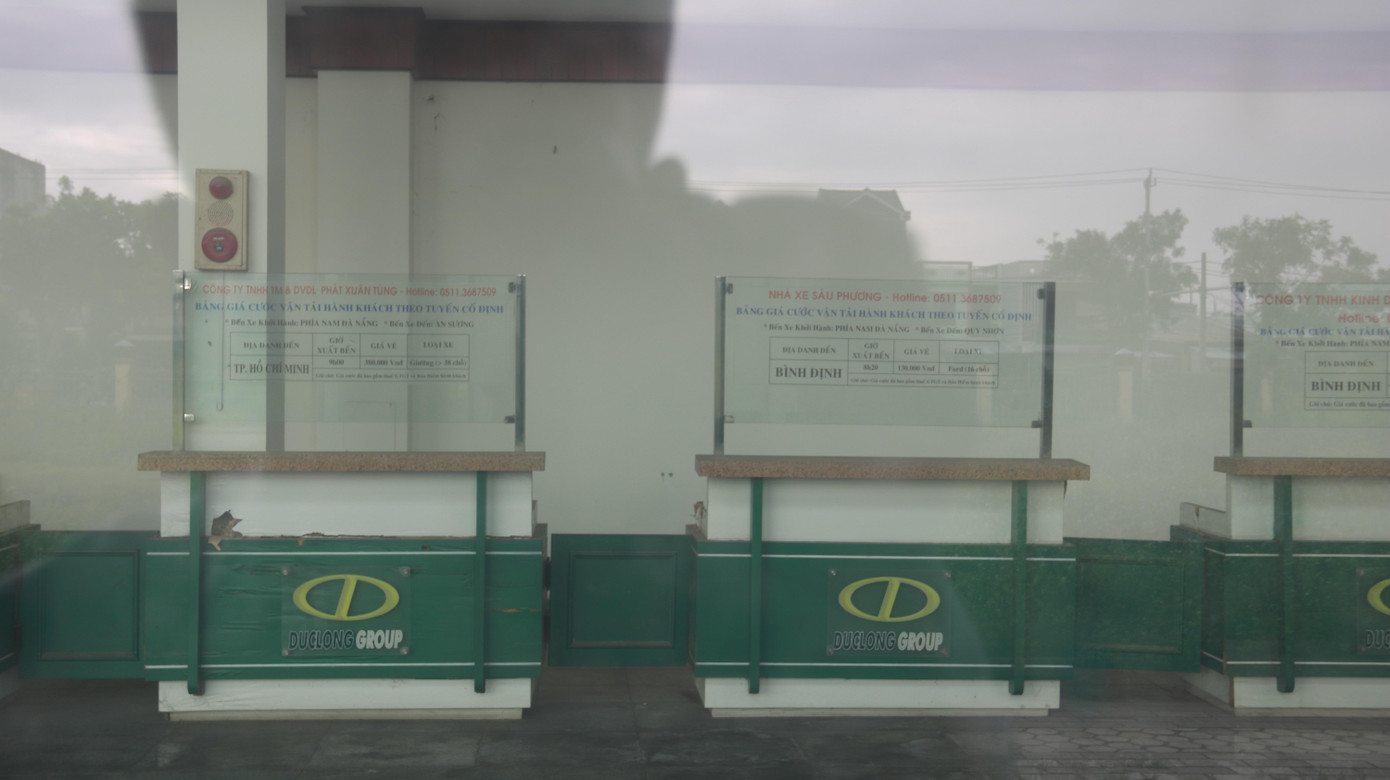 Các quầy bán vé của các nhà xe bên trong bến bị bỏ hoang nhiều năm.