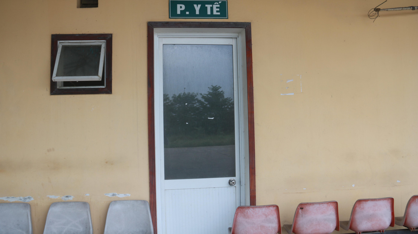 Phòng y tế cùng hệ thống phương tiện tại khu vực điều hành bến xe bỏ không, khóa cửa.