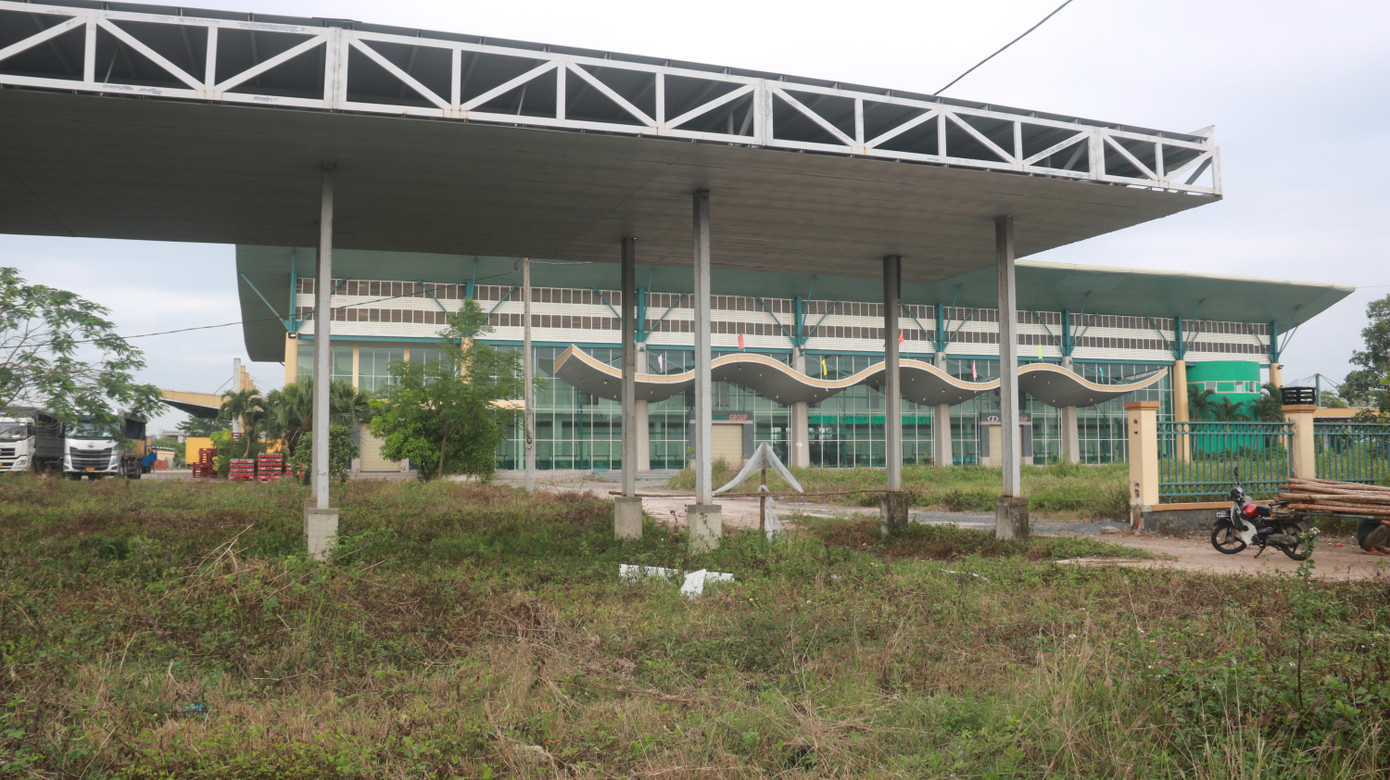 Theo đó, tài sản xử lý bao gồm quyền sử dụng đất cơ sở sản xuất kinh doanh tại xã Hòa Phước, huyện Hòa Vang, TP. Đà Nẵng với diện tích 3.180 m2 và toàn bộ tài sản gắn liền với đất hình thành trong tương lai của Dự án bến xe khách liên tỉnh phía Nam TP. Đà Nẵng.