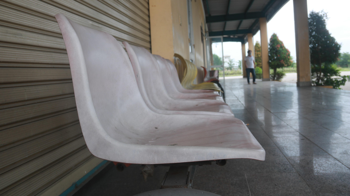 Ghế chờ ở bến xe lâu ngày bỏ hoang bạc màu, xuống cấp.