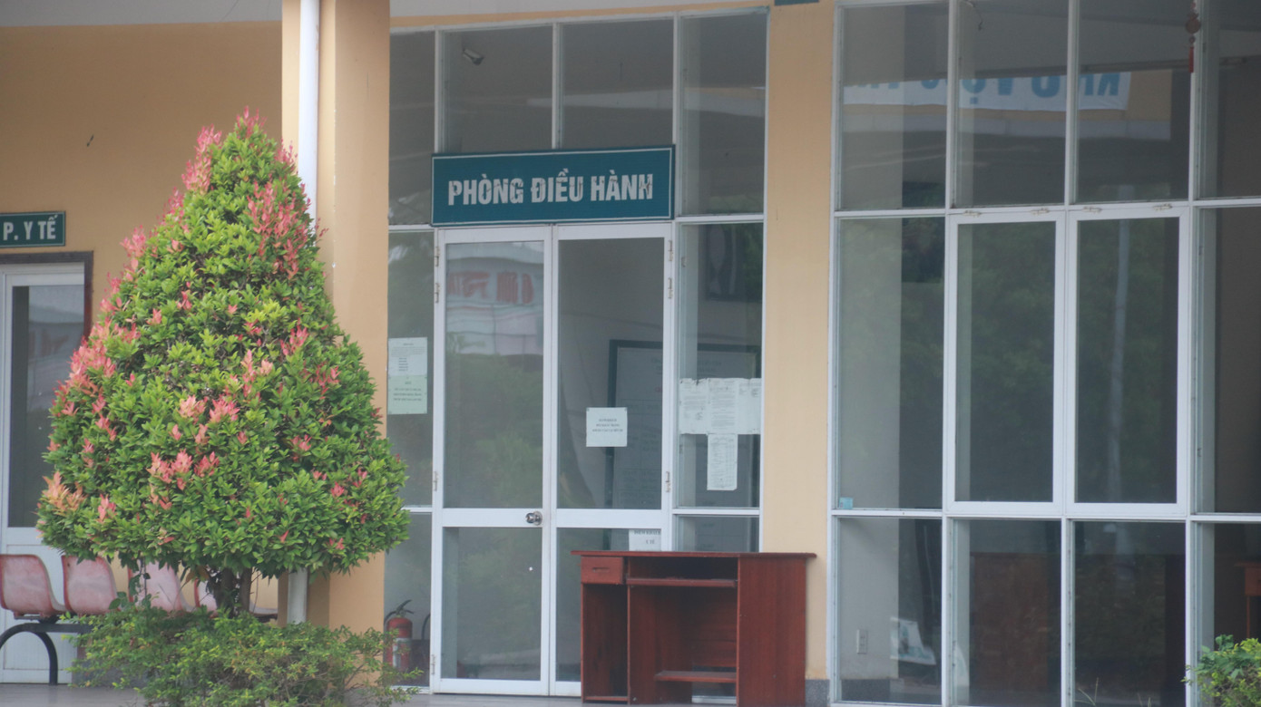 Sau 2 năm đưa vào hoạt động, các nhà xe, doanh nghiệp vận tải hành khách rút khỏi bến, lần lượt chuyển về đăng ký tuyến tại Bến xe Trung tâm Đà Nẵng. Nguyên nhân là Bến xe phía Nam quá xa trung tâm thành phố Đà Nẵng, việc phân luồng, tuyến cũng có những bất hợp lý.