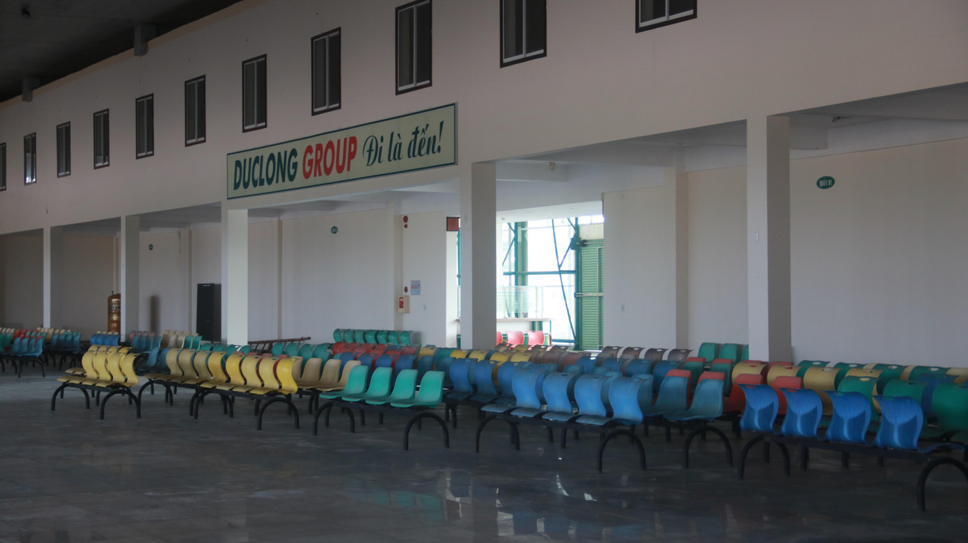 Bên trong bến xe được đầu tư hàng trăm tỷ đồng và bỏ hoang gần 10 năm nay.
