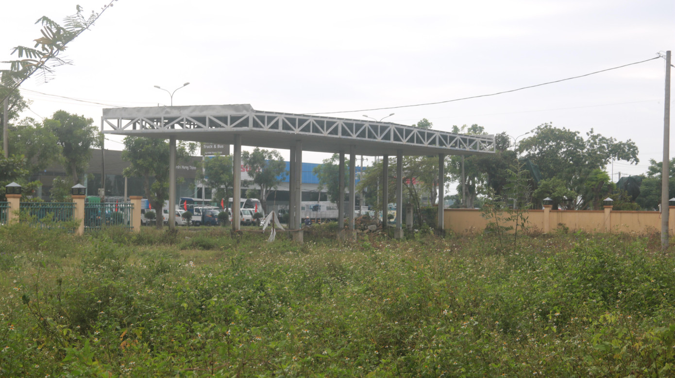 Sau nhiều năm không hoạt động, một số hạng mục của bến xe bị hư hỏng, xuống cấp và VietinBank rao bán để thu hồi nợ vay của tập đoàn Đức Long Gia Lai.