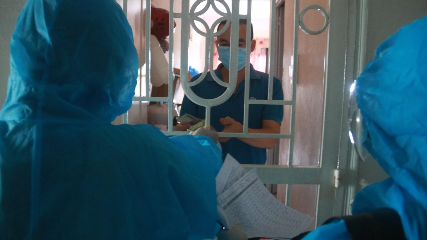 Phát tiền hỗ trợ 40.000 đồng/người/ngày trong thời gian thực hiện cách ly y tế tại phường Nại Hiên Đông (quận Sơn Trà, TP Đà Nẵng). Ảnh: Nguyễn Thành Phát tiền hỗ trợ 40.000 đồng/người/ngày trong thời gian thực hiện cách ly y tế tại phường Nại Hiên Đông (quận Sơn Trà, TP Đà Nẵng). Ảnh: Nguyễn Thành