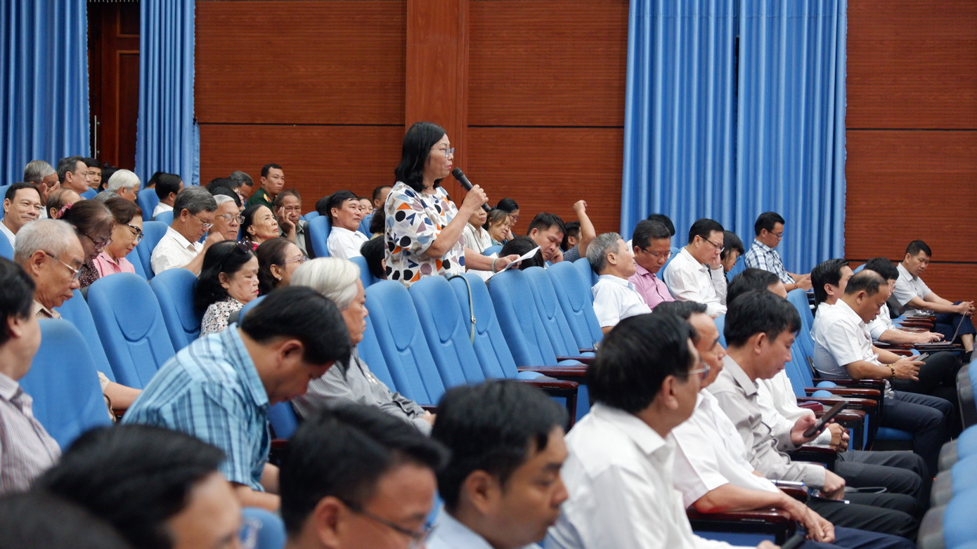 Cử tri nêu ý kiến tại buổi tiếp xúc cử tri.