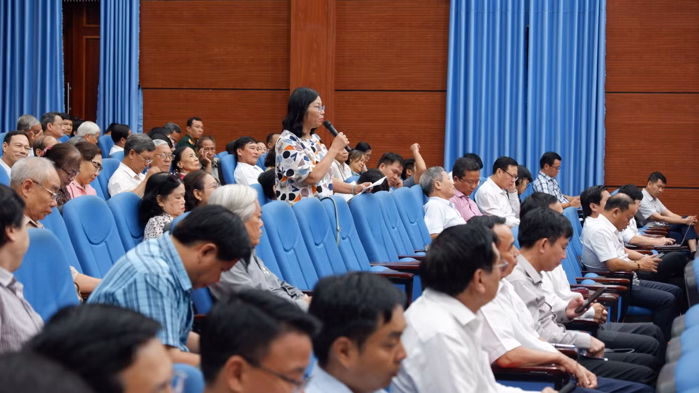 Cử tri nêu ý kiến tại buổi tiếp xúc cử tri.