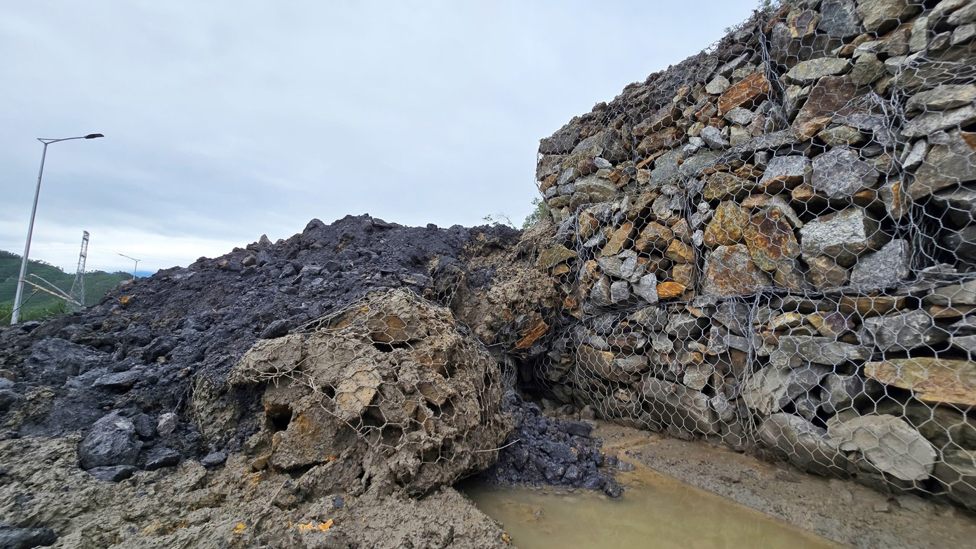 Sạt lở khiến một làn đường của tuyến đường vành đai đoạn qua thôn Hòa Thọ phải đóng làn.