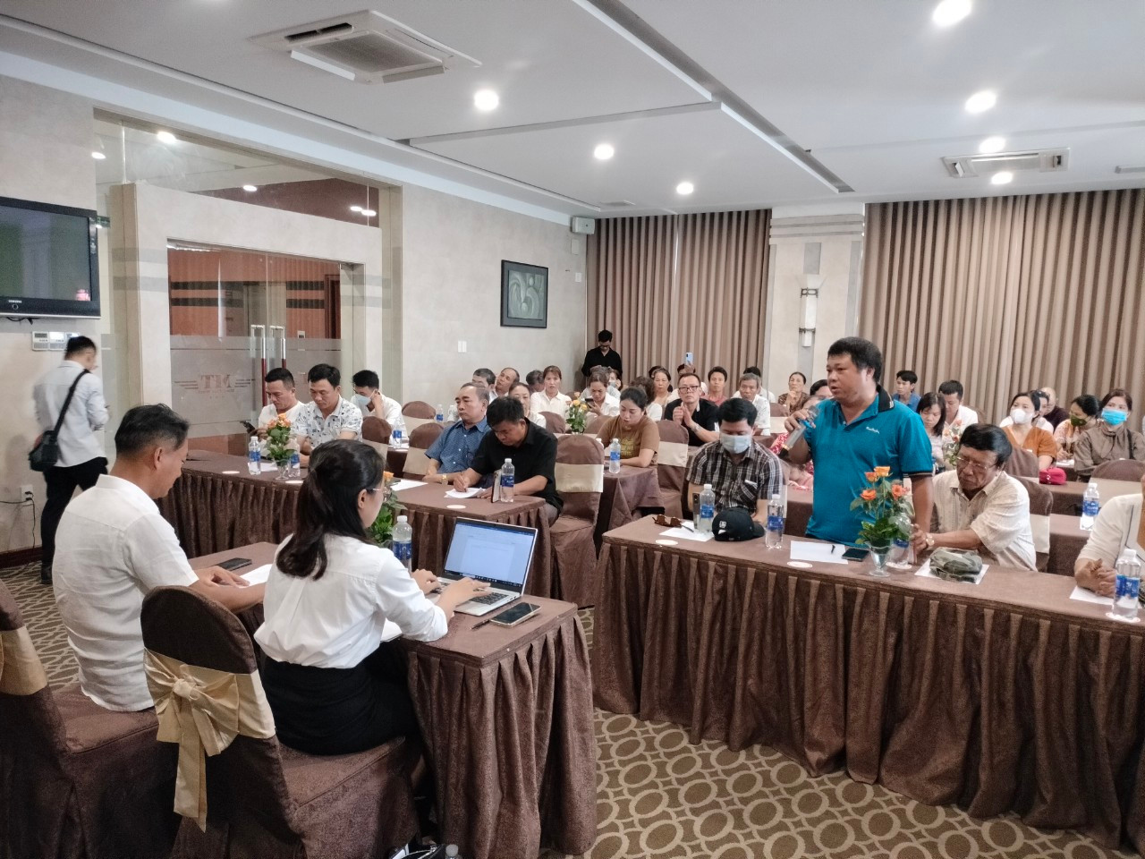 Khách hàng đối thoại với đơn vị môi giới dự án để yêu cầu trả quyền lợi. Khách hàng đối thoại với đơn vị môi giới dự án để yêu cầu trả quyền lợi.