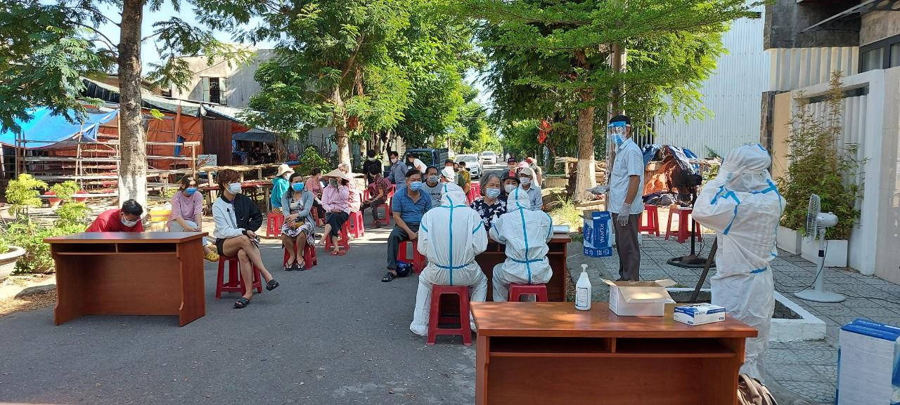 Lấy mẫu xét nghiệm COVID-19 tại khu dân cư ở Đà Nẵng.