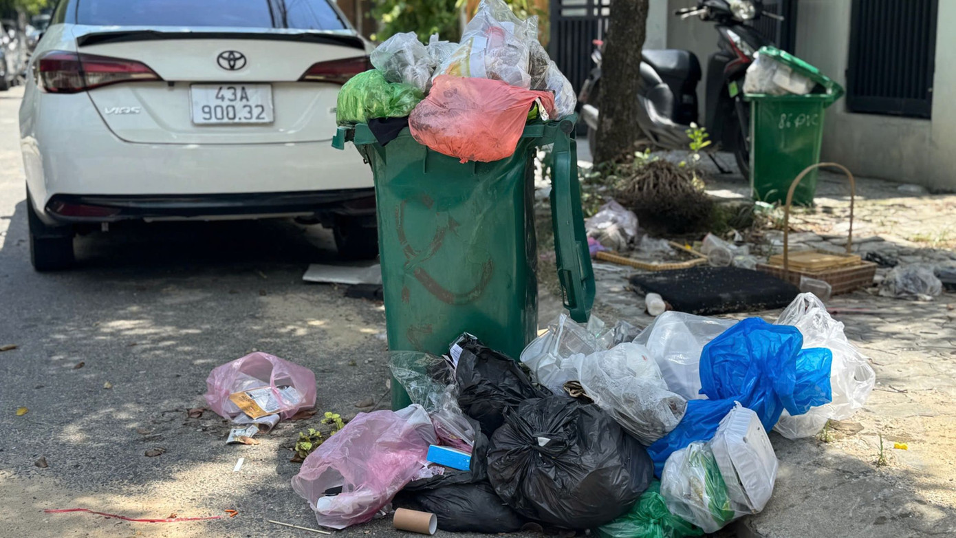 Theo lãnh đạo Xí nghiệp quản lý bãi và xử lý chất thải (Bãi rác Khánh Sơn) tình trạng ách tắc chỉ xảy ra tại quận Liên Chiểu, nơi do Công ty Môi trường Đô thị Hà Nội – Chi nhánh miền Trung (Urenco 15) phụ trách thu gom. Khoảng 15 ngày trước, việc tiếp nhận xe tại bãi rác có phần chậm lại do điều kiện mưa ẩm và khu tiếp nhận. Tuy nhiên hiện tại, bãi đã mở vùng đổ mới và hoạt động bình thường.