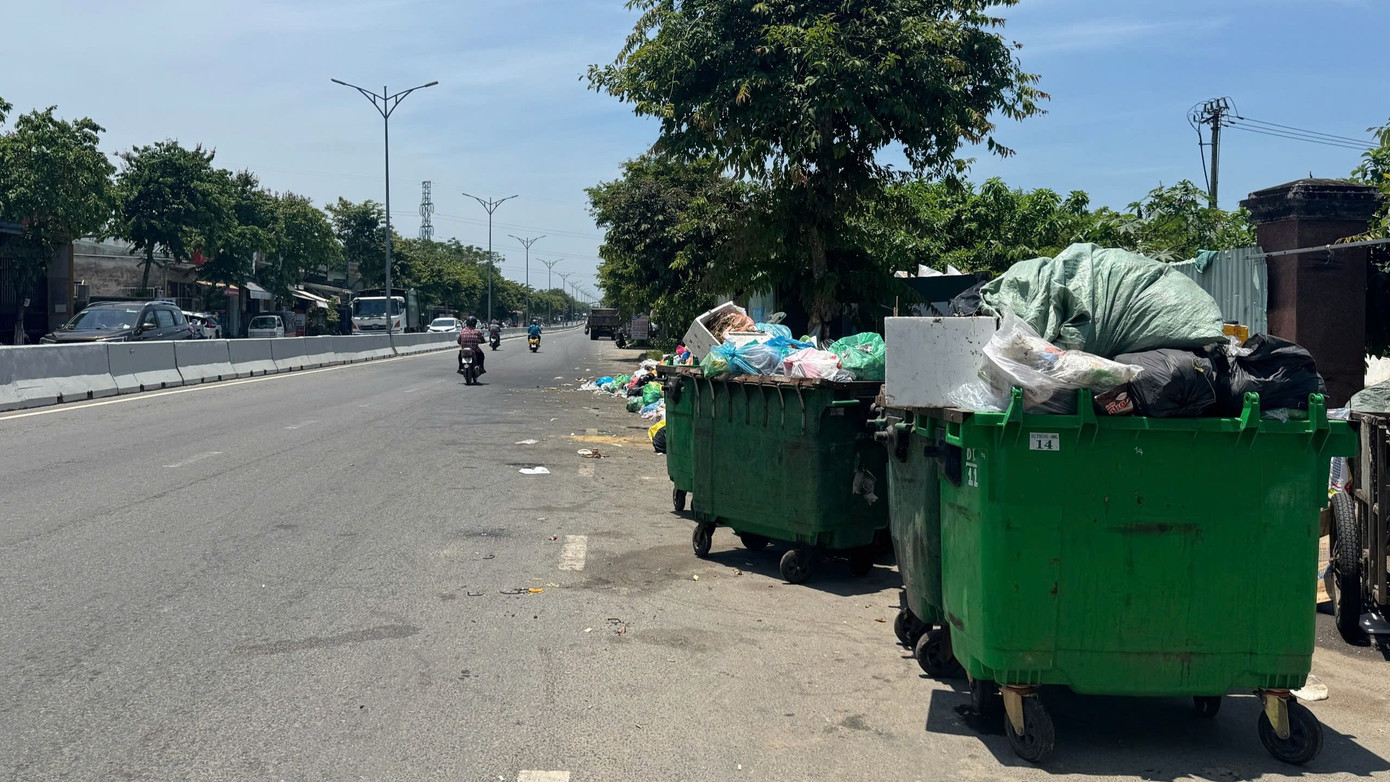 Trong khi đó, ông Ngô Lê Quảng - Giám đốc Urenco 15 cho hay: Nguyên nhân chính là do bãi rác Khánh Sơn bị tắc nghẽn khiến xe ra vào khó khăn. Trước đây, mỗi chuyến đổ rác chỉ mất 1 tiếng, nay có khi 4 tiếng mới đổ xong một chuyến.
