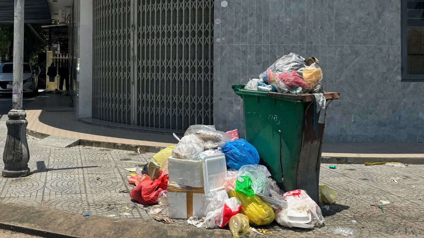 Lãnh đạo Công ty Urenco 15 khẳng định bãi rác tắc trong thời gian gần đây nên rác bị dồn ứ ở nhiều điểm. Dù bãi rác đã được thông trong ngày 17/6, nhưng phải mất nhiều ngày nữa mới có thể xử lý hết lượng rác tồn đọng.