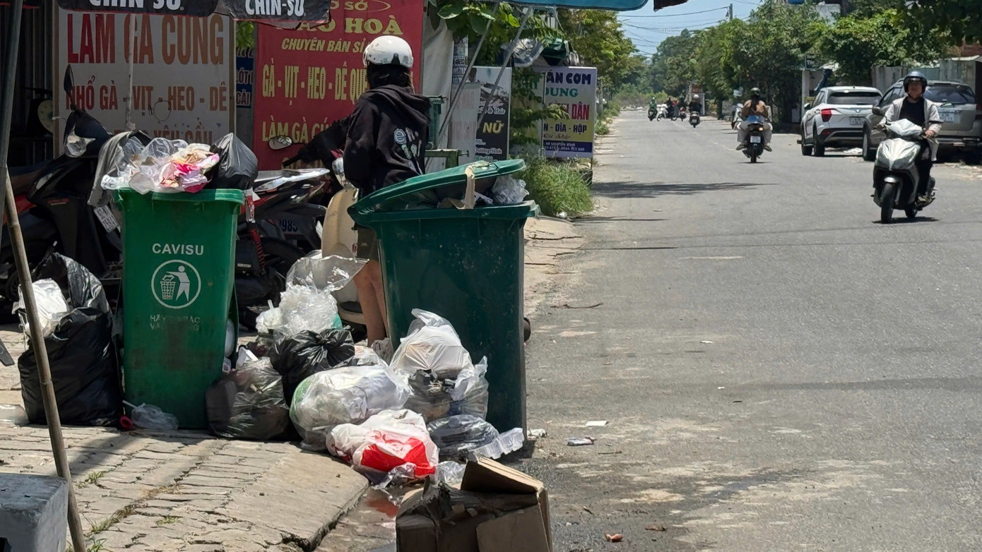 Theo phản ánh của người dân, trong 3 ngày qua không thấy xe đến lấy rác, rác thải chất đống bốc mùi hôi, rất mất vệ sinh, nhiều khu vực có phòng trọ công nhân, sinh viên, dân cư đông nên lượng rác rất lớn.