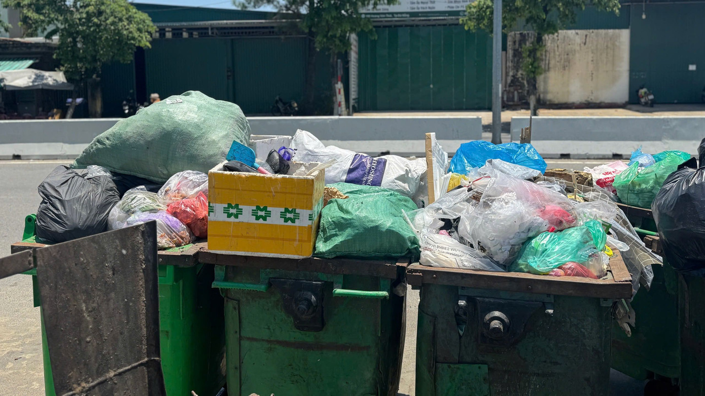 Trưa 17/6, một số xe đẩy thô sơ vẫn tiếp tục đổ rác từ các khu dân cư về các điểm tập kết. Một nhân viên thu gom cho biết xe trung chuyển bị hư, trong khi bãi rác lại ùn ứ nên không thể đưa rác đi đúng tiến độ, khiến tình trạng càng thêm nghiêm trọng.