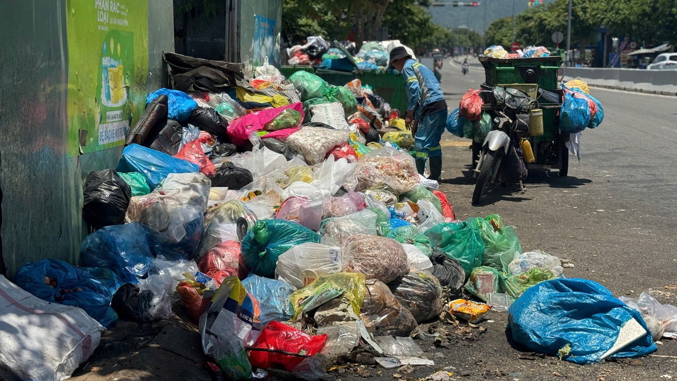 Theo ghi nhận của phóng viên, tại phường Hòa Minh, quận Liên Chiểu, các thùng rác đều quá tải, rác thải không được thu gom chất đống tràn ra đường, gây mất mỹ quan đô thị, ô nhiễm môi trường.