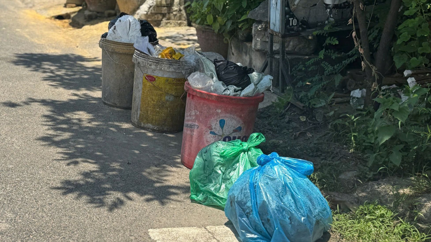 Rác không được thu gom, nằm rải rác dọc các tuyến đường.