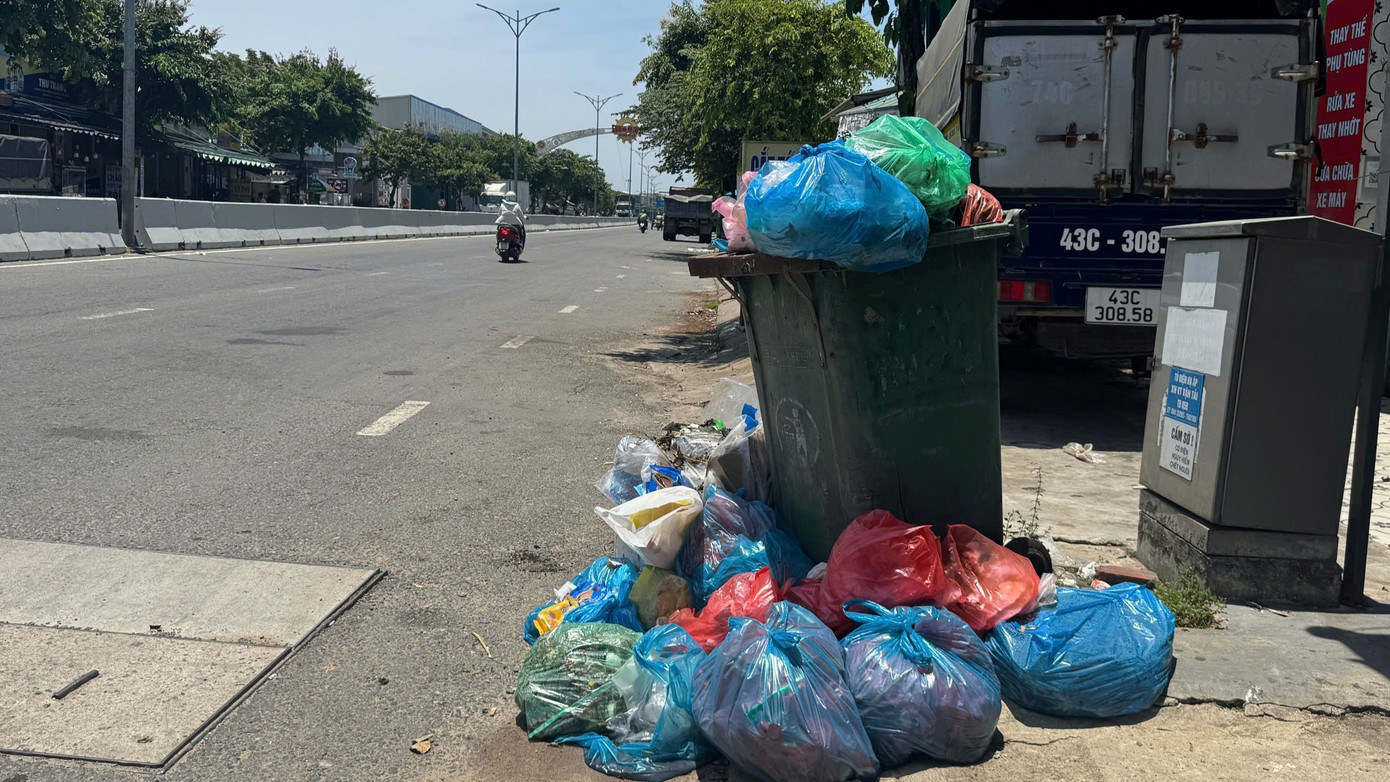 Tại tuyến đường Hoàng Văn Thái, đoạn gần giao lộ với đường Hoàng Minh Thảo, rác chất thành đống lớn lấn cả ra lòng đường.