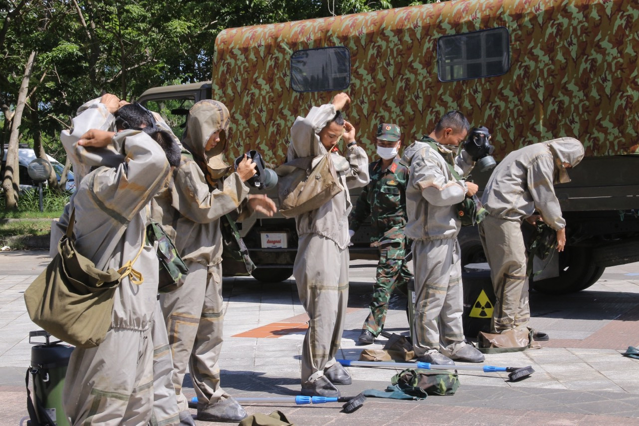 Ngay sau khi tiếp nhận thông tin, bộ phận chuyên môn đã xác minh đánh giá mức báo động sự cố này ở mức 3. Trung tâm Thông tin chỉ huy – Công an TP Đà Nẵng ngay lập tức điều động lực lượng Cảnh sát PCCC&amp;CNCH, Công an quận, Cảnh sát giao thông quận Liên Chiểu đến và tiến hành phong tỏa hiện trường, khoanh hàng rào khu vực xảy ra sự cố, đảm bảo an ninh cho bệnh nhân, cán bộ công nhân viên trong bệnh viện và những người có liên quan.