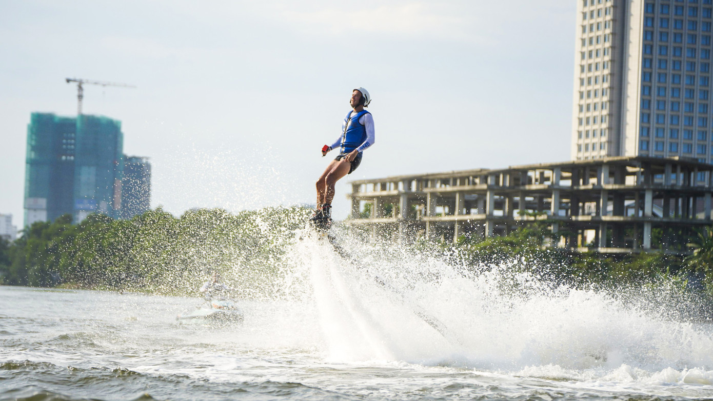 Show diễn này được điều hành bởi H2O đến từ Autrailia - đơn vị hàng đầu thế giới trong việc tổ chức các sự kiện jetski và flyboard. H2O đã từng xuất hiện trong các bộ phim bom tấn như Điệp viên 007 và Nhiệm vụ bất khả thi...