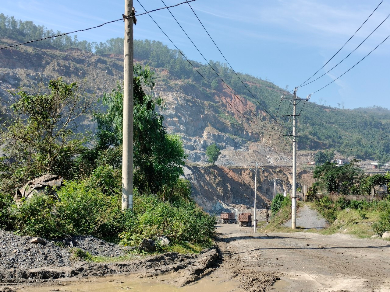 Sau một thời gian cấp phép cho các doanh nghiệp khai thác các mỏ đá, mỏ đất ồ ạt nhiều khu vực núi, rừng ở khu vực phía tây bắc TP Đà Nẵng trở nên nham nhở, nhiều quả núi đã bị cạo trọc.