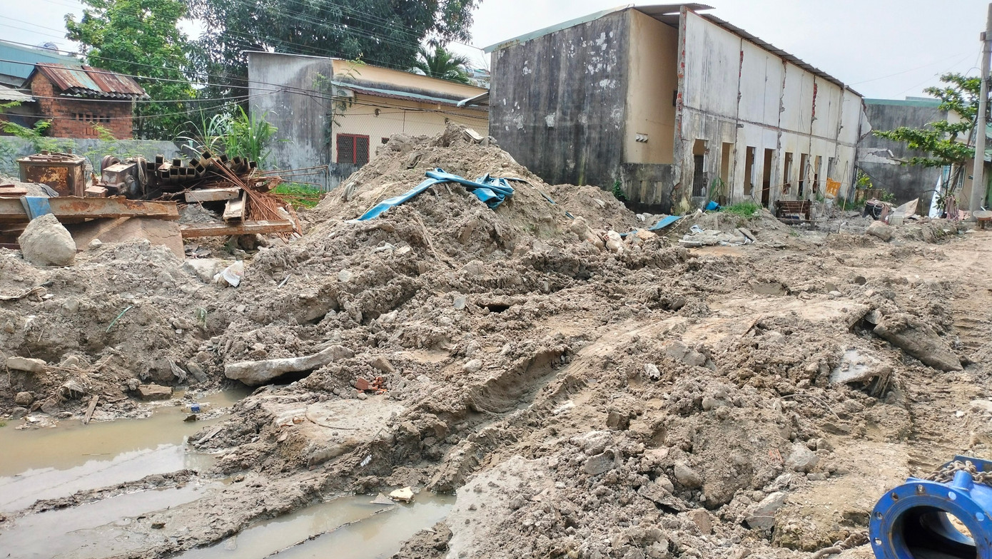 Tuyến cống này thuộc hợp đồng 1.7 có giá trị xây lắp gần 15 tỷ đồng do Ban Quản lý các dự án đầu tư cơ sở hạ tầng ưu tiên TP Đà Nẵng làm chủ đầu tư. Công ty Cổ phần xây dựng và lắp máy Trung Nam là đơn vị được giao thi công. Tuy nhiên, dự án chậm tiến độ, thi công ì ạch, gây ảnh hưởng đến cuộc sống, khiến người dân rất bức xúc, nhiều lần phản ánh lên chính quyền.