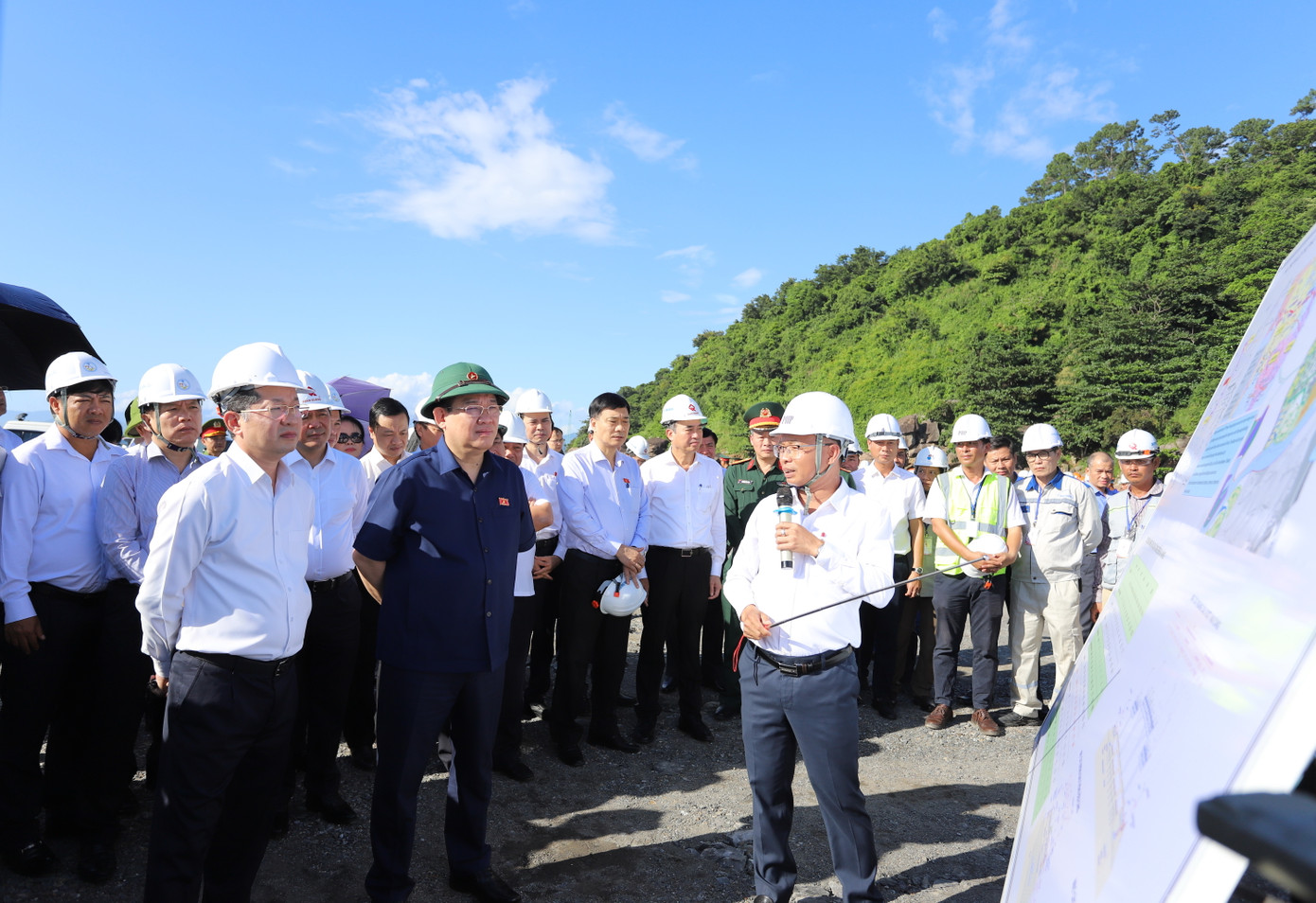 Đại diện chủ đầu tư dự án cảng Liên Chiểu báo cáo tiến độ thực hiện dự án với Chủ tịch Quốc hội. Dự án cảng Liên Chiểu (TP Đà Nẵng) khởi công tháng 12/2022, dự kiến hoàn thành cuối tháng 11/2025. Chủ tịch Quốc hội nhắc nhở lãnh đạo TP. Đà Nẵng trong việc quản lý, theo dõi, chỉ đạo trong quá trình triển khai dự án.