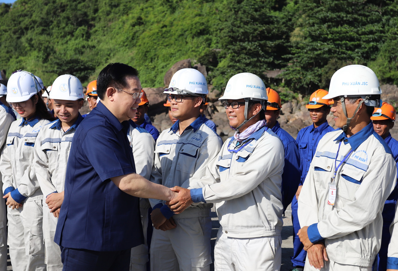 Chủ tịch Quốc hội thăm hỏi, động viên công nhân làm việc trên công trường.
