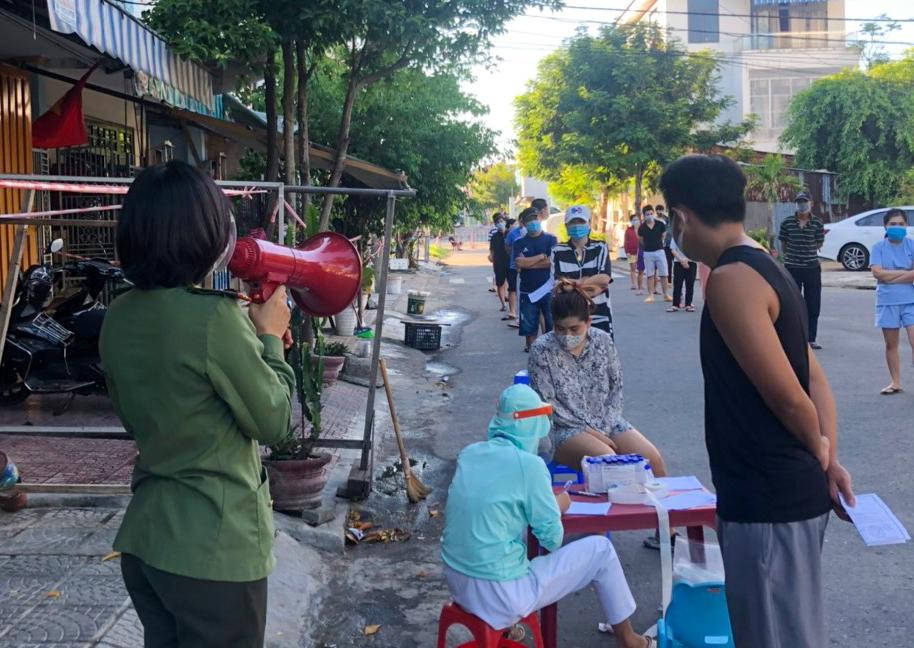 Một nữ chiến sĩ công an nhân dân làm nhiệm vụ tại một điểm xét nghiệm cộng đồng tại phường Nại Hiên Đông. Một nữ chiến sĩ công an nhân dân làm nhiệm vụ tại một điểm xét nghiệm cộng đồng tại phường Nại Hiên Đông.