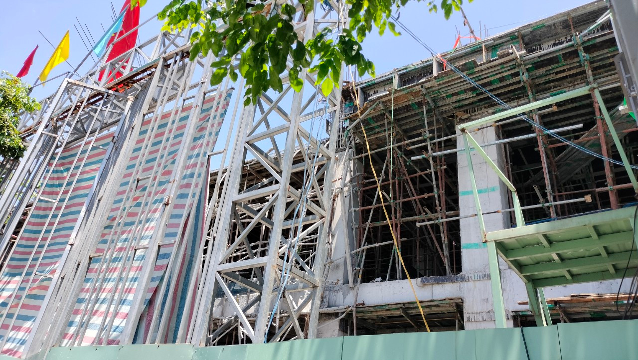 Công trình trên có giấy phép xây dựng ngày 16/6/2020 do UBND quận Hải Châu cấp, gia hạn lần 1 ngày 28/5/2021, gia hạn lần 2 ngày 30/5/2022 với quy mô 1 tầng hầm, 5 tầng nổi, tum, mái đúc.