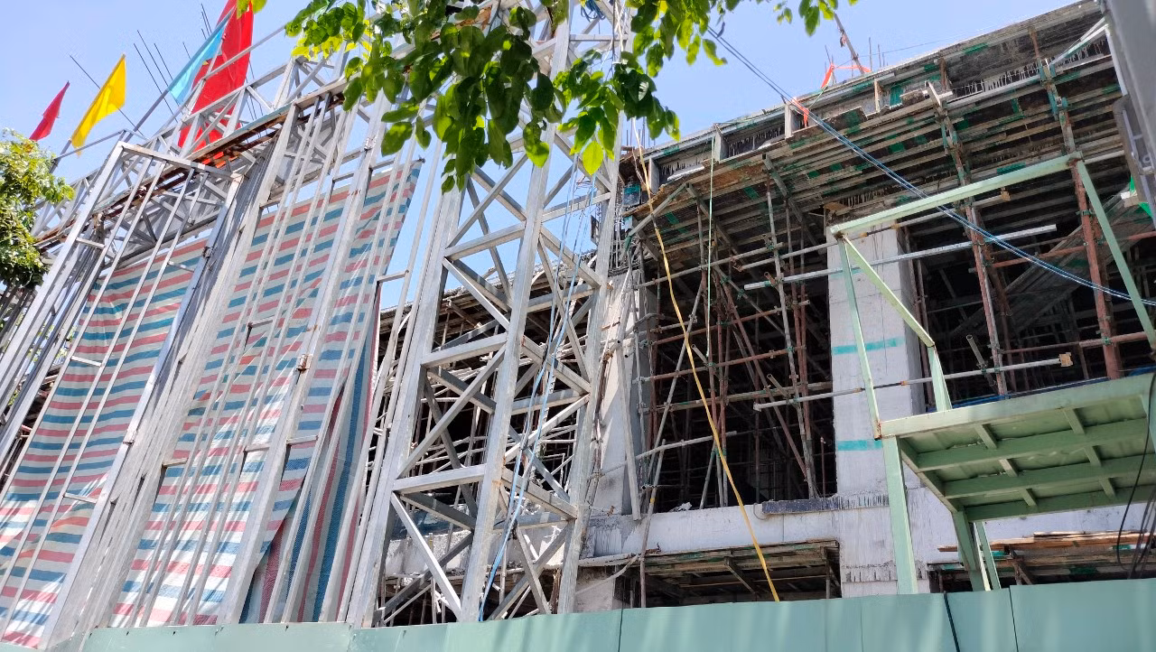 Công trình trên có giấy phép xây dựng ngày 16/6/2020 do UBND quận Hải Châu cấp, gia hạn lần 1 ngày 28/5/2021, gia hạn lần 2 ngày 30/5/2022 với quy mô 1 tầng hầm, 5 tầng nổi, tum, mái đúc. Công trình trên có giấy phép xây dựng ngày 16/6/2020 do UBND quận Hải Châu cấp, gia hạn lần 1 ngày 28/5/2021, gia hạn lần 2 ngày 30/5/2022 với quy mô 1 tầng hầm, 5 tầng nổi, tum, mái đúc.