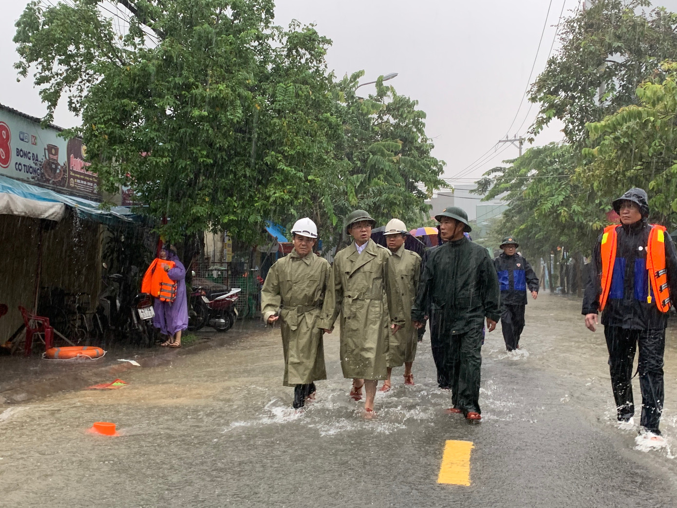 Trực tiếp có mặt tại khu vực đường Mẹ Suốt, Bí thư Đà Nẵng đã trực tiếp kiểm tra chỉ đạo việc ứng cứu, di dời người dân khỏi vùng ngập. Tại khu vực này, trong các kiệt, hẻm có nhiều nơi ngập sâu hơn 1m, lực lượng chức năng đã nhanh chóng dùng ghe để đưa dân ra an toàn.