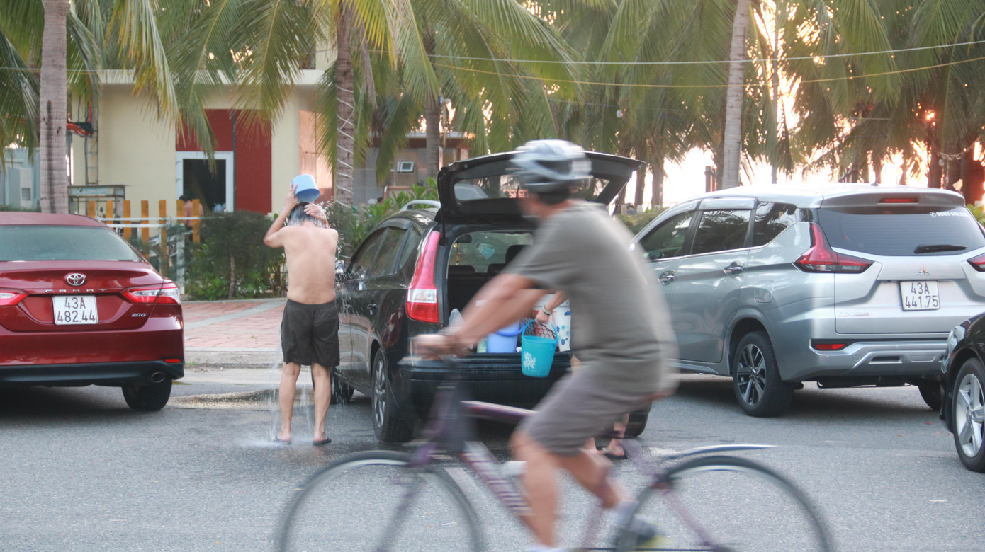 Chưa cho phép dịch vụ tắm nước ngọt và các dịch vụ khác tại bãi biển nên người dân mang theo nước ngọt để tắm tráng sau khi tắm biển xong.