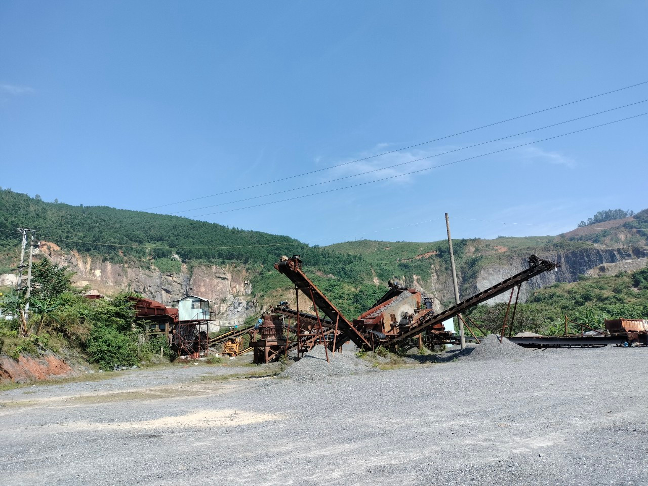 Vừa qua, sau khi kiểm tra việc phục hồi môi trường tại 17 mỏ khoáng sản, Sở TN&amp;MT TP Đà Nẵng đã có thông báo, chỉ rõ thực trạng và yêu cầu khắc phục với từng mỏ. Tuy nhiên, quá trình phục hồi môi trường của các chủ mỏ diễn ra chậm nên chưa thể nghiệm thu, bàn giao mặt bằng cho địa phương quản lý.